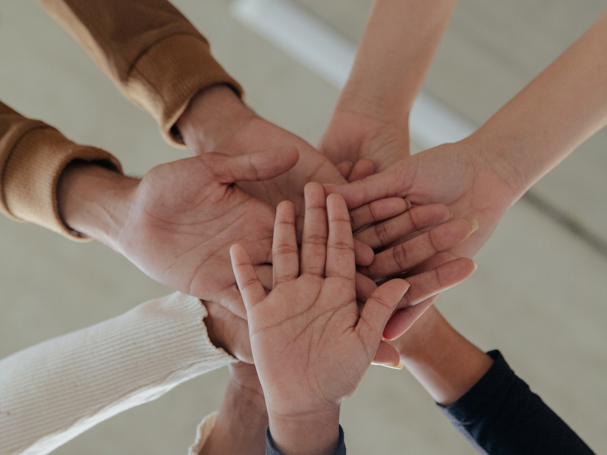 Equipo de trabajo uniendo sus manos
